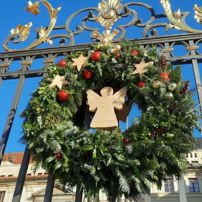 Tak krásnou vánoční výzdobu @hradofficial ještě neměl. Keramické a dřevěné ozdoby na věnce a girlandy vyráběli klienti...