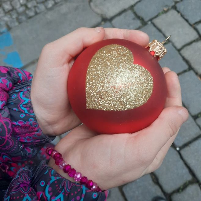🌟Advent s dětmi nemusí být jen o tom, co ještě stihnout. Někdy stačí malá zastávka, která dětem ukáže, že „dobrý skutek“...