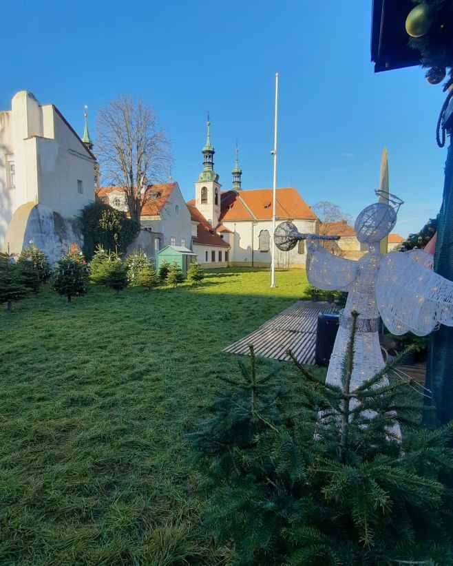 🎄 Chcete v adventu místo, kde děti něco udělají – a vy si na chvíli vydechnete? Loretánská zahrada je přesně ten typ...