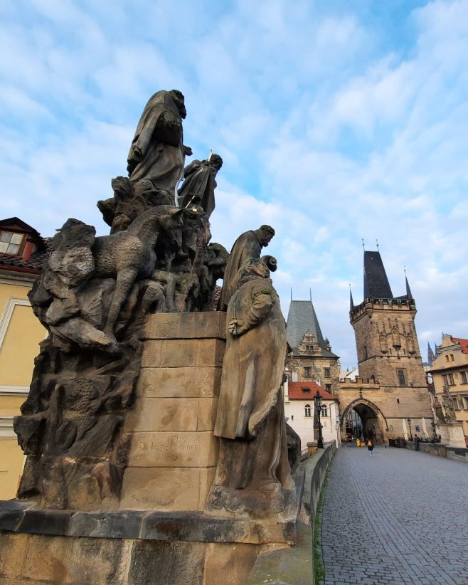 🔴Děti v Praze jedou „proč?“ na plné obrátky. Proč je tu tolik soch? Kdo tu bydlel? A rodič často skončí u: „Já nevím, pak...