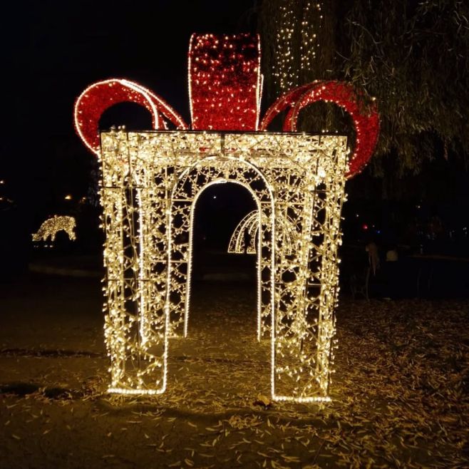 #zdarmavpraze Nechcete vymýšlet program, ale děti ještě potřebují „někam ven“? Světelný park na Karlově náměstí je zdarma...